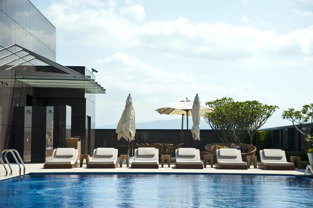 The Okura Prestige Taipei Hotell Eksteriør bilde The swimming pool at the hotel
