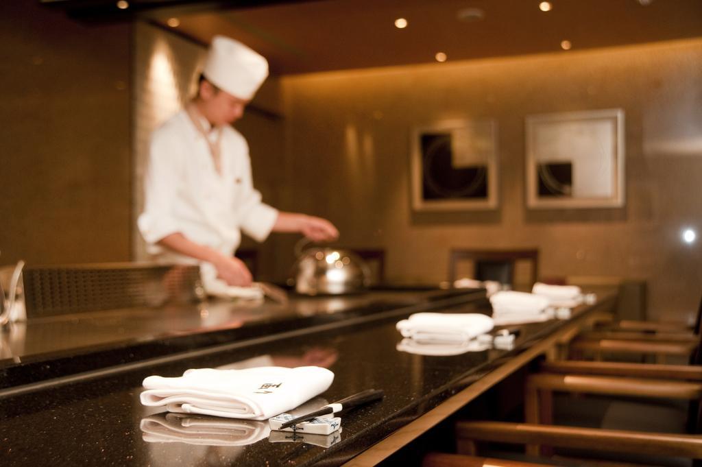 The Okura Prestige Taipei Hotell Eksteriør bilde A chef at work