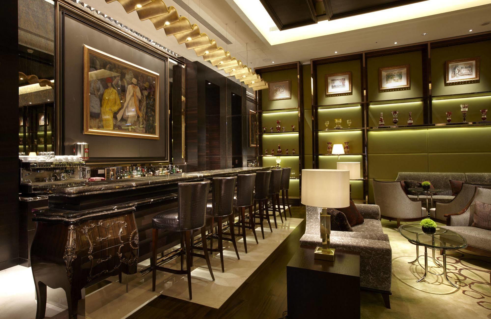 The Okura Prestige Taipei Hotell Eksteriør bilde The bar at the Mandarin Oriental, Hong Kong