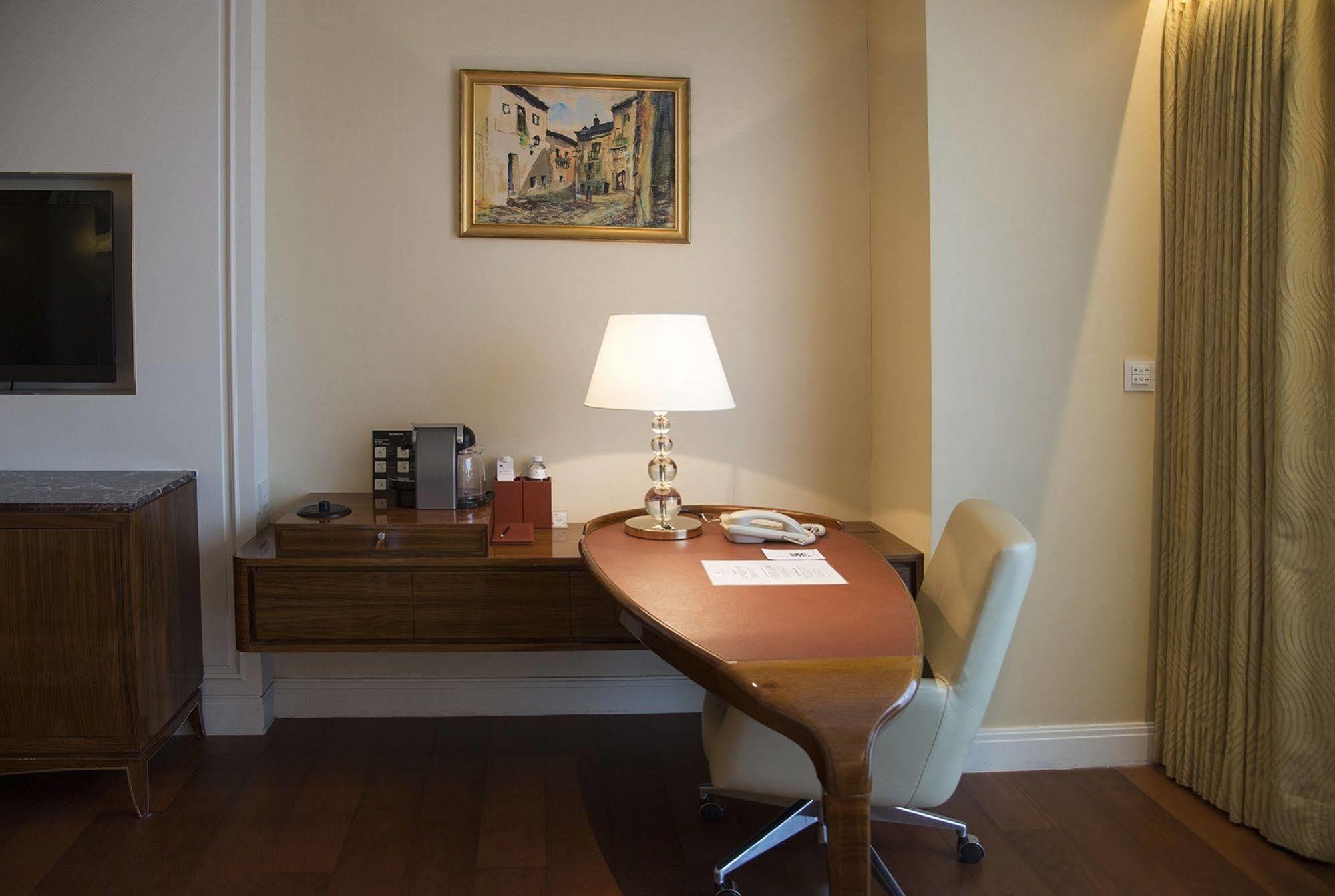The Okura Prestige Taipei Hotell Eksteriør bilde A desk in a hotel room