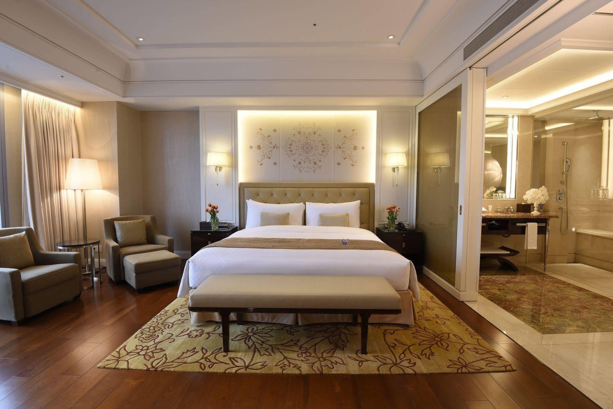 The Okura Prestige Taipei Hotell Eksteriør bilde A bedroom at the Taj Mahal Palace